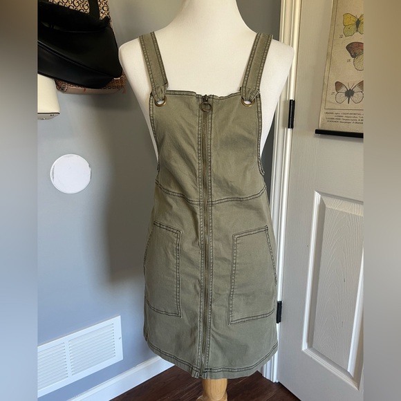 Green Dress - Picture 1 of 2